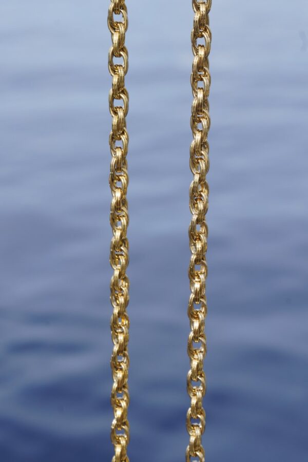 Cadena de color dorado